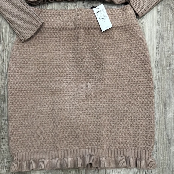 Express taupe skirt outfit - Picture 3 of 4